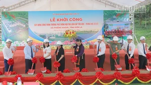 Các đại biểu thực hiện nghi lễ khởi công xây dựng Trường phổ thông nội trú liên cấp Tiểu học-Trung học cơ sở Phiêng Khoài, tỉnh Sơn La.