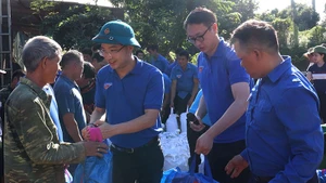 Đồng chí Nguyễn Tường Lâm, Bí thư Ban Chấp hành Trung ương Đoàn trao quà cho nhân dân bản Púng Khương, xã Huổi Một.