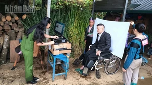 Công an xã Xím Vàng vượt suối, băng rừng đến từng nhà cấp đổi thẻ cho đảng viên đi lại khó khăn.