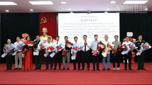 Đồng chí Lò Minh Hùng, Phó Bí thư thường trực Tỉnh ủy Sơn La tặng hoa chúc mừng các cơ quan báo chí Trung ương và địa phương.