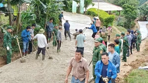 Bộ đội Biên phòng Sơn La và các lực lượng tham gia làm đường vào điểm trường mầm non Hua Bó và tiểu học Phiêng Pằn.