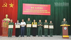Ban tổ chức lớp học trao Giấy khen cho giảng viên và học viên đã có thành tích tốt trong việc giảng dạy và học tập tại khóa học.