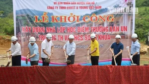 Các đại biểu thực hiện nghi lễ khởi công điểm trường bản Un, xã Song Khủa, huyện Vân Hồ.