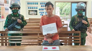 Đối tượng Vì Văn Nguyên, bản Nà Cầm, xã Mường Hung, huyện Sông Mã cùng số ma túy tổng hợp. 