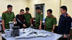 Công an tỉnh Sơn La bắt giữ đối tượng Đặng Giang Long (dấu x) cùng tang vật thời điểm tháng 10/2024.