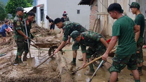 Cán bộ, chiến sĩ Bộ Chỉ huy Quân sự tỉnh Sơn La giúp người dân các bản xã Chiềng Sơ, Mường Lầm khắc phục hậu quả mưa lũ.