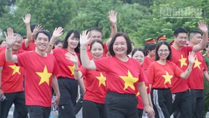 Tại Quảng trường Tây Bắc, phường Tô Hiệu, tỉnh Sơn La, chương trình đã thu hút hơn 4.000 người thuộc các lực lượng, lứa tuổi tham gia đi bộ.