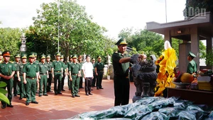 Ban Chỉ huy Bộ đội Biên phòng tỉnh Sơn La dâng hương tưởng niệm tại Đài tưởng niệm liệt sĩ Đồn Biên phòng Cửa khẩu Chiềng Khương.