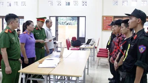 Cơ quan Cảnh sát điều tra, Công an tỉnh Sơn La thi hành các quyết định tố tụng với các đối tượng khai thác vàng trái phép tại xã Gia Phù.