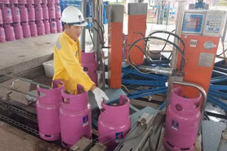 Công nhân chiết nạp gas tại Công ty Cổ phần Kinh doanh LPG Việt Nam.