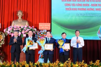 Trao Kỷ niệm chương “Vì sự nghiệp Tuyên giáo” và kỷ niệm chương “Vì sự nghiệp dân vận” cho 3 cá nhân Tập đoàn Công nghiệp Cao-su Việt Nam.
