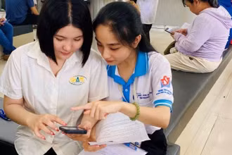 Hướng dẫn người dân làm thủ tục qua cổng dịch vụ công tại Ủy ban nhân dân Quận 1, Thành phố Hồ Chí Minh. 