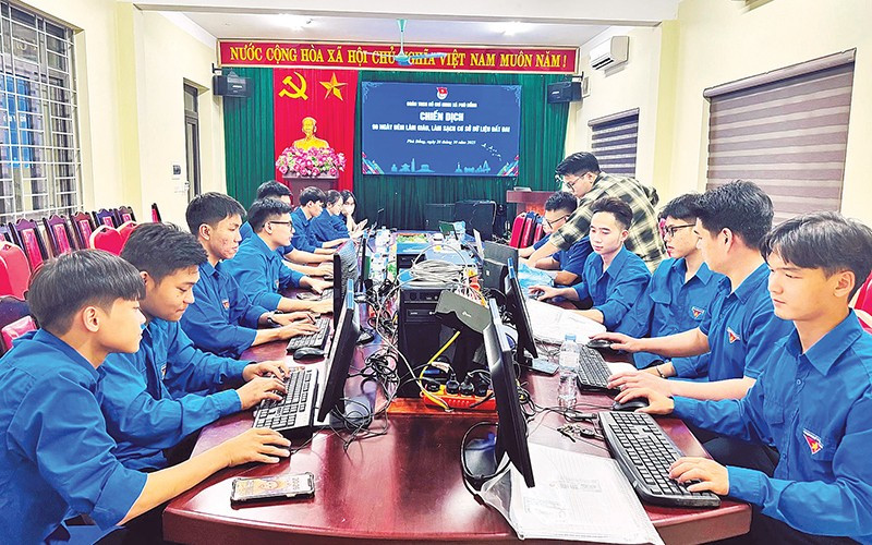 Đoàn viên, thanh niên xã Phù Đổng (Hà Nội) tích cực thực hiện chiến dịch “90 ngày đêm làm giàu, làm sạch dữ liệu đất đai”. 