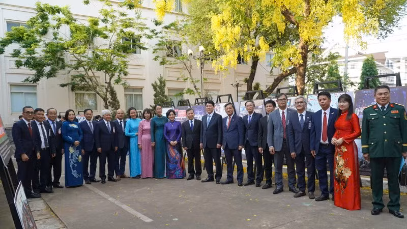 Chủ tịch nước Lương Cường chụp ảnh lưu niệm cùng cán bộ, nhân viên Đại sứ quán Việt Nam tại Lào.