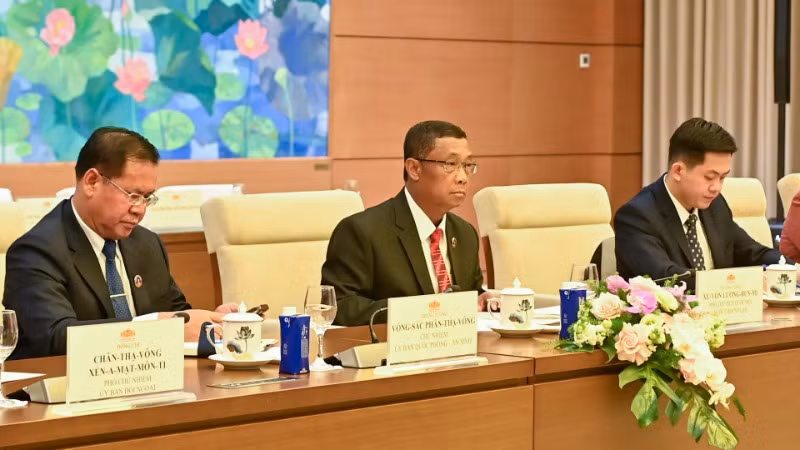 Phó Chủ tịch Quốc hội Lào Suvon Luongbunmi phát biểu tại buổi tiếp. (Ảnh: DUY LINH)