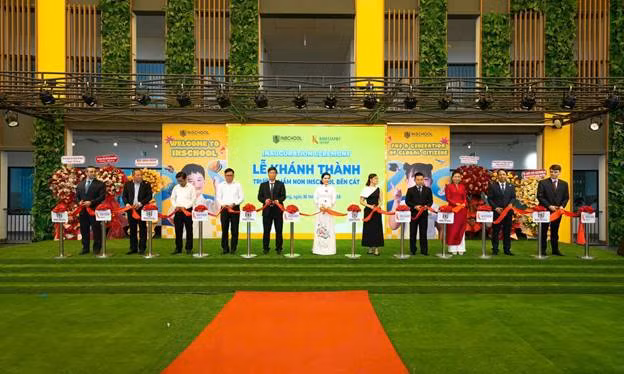 Bà Đặng Thị Kim Oanh (đứng giữa) và đại diện các đối tác, khách mời thực hiện nghi thức cắt băng khánh thành trường Mầm non INschool Bến Cát.