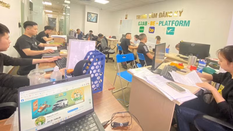 Hợp tác xã vận tải Hợp Tiến hỗ trợ tài xế đăng ký dịch vụ chạy xe công nghệ.