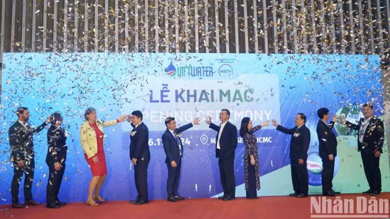 Các đại biểu, khách mời thực hiện nghi thức khai mạc Triển lãm về ngành Cấp thoát nước, Công nghệ Lọc nước và Xử lý nước thải tại Việt Nam - Vietwater 2024. 