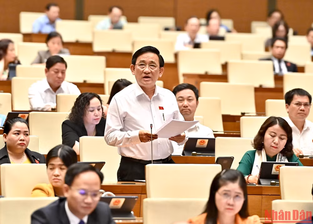 Đại biểu Trần Quốc Tuấn (Trà Vinh) phát biểu tại phiên họp. (Ảnh: ĐĂNG KHOA)