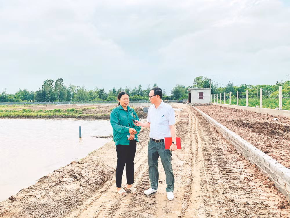 Nhà báo Đào Trung Hiếu trong một chuyến tác nghiệp ở Thái Bình.