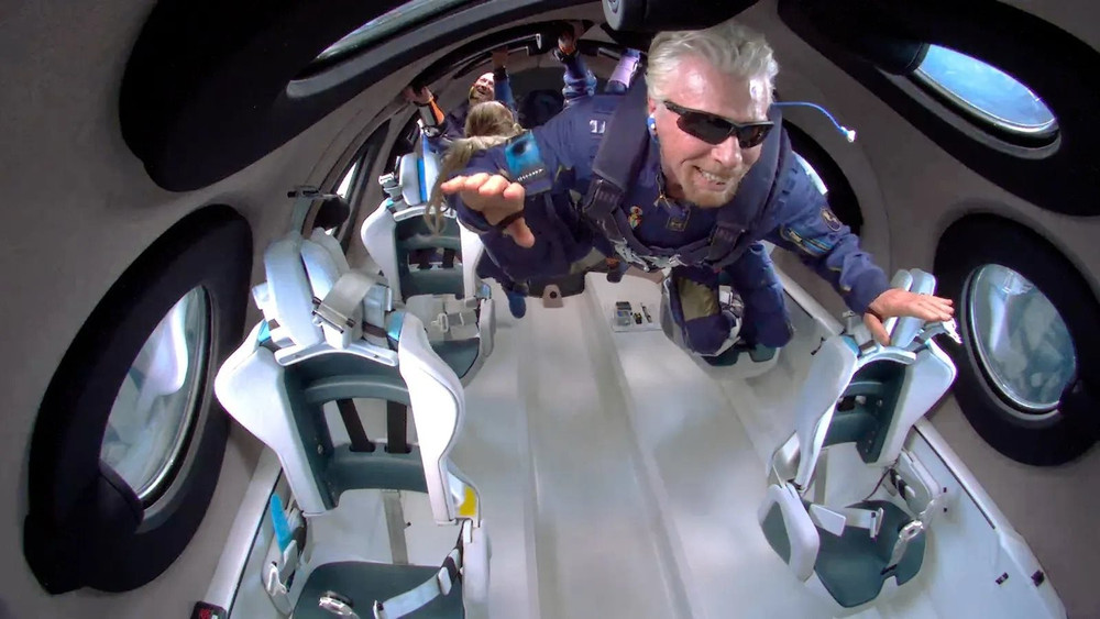 Richard Branson trong một lần trải nghiệm môi trường không trọng lực. 