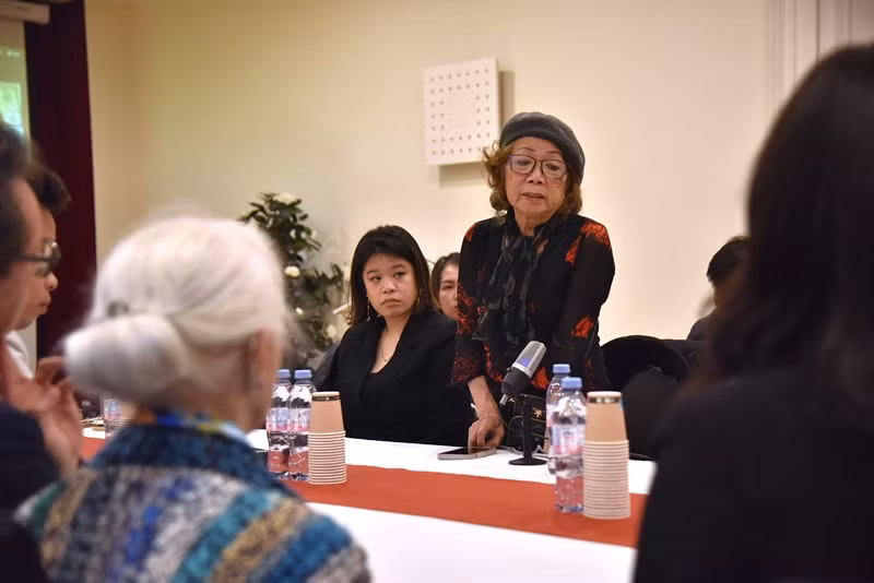 Bà Vanna Siriphanthong, Chủ tịch Hội Công nhân Lao động Việt Nam tại Pháp, chia sẻ về các hoạt động giúp đỡ bà con bị bão lũ. (Ảnh: MINH DUY)