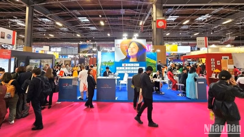 Gian hàng Việt Nam xuất hiện ấn tượng tại IFTM 2024 sau vài năm vắng bóng. (Ảnh: KHẢI HOÀN)