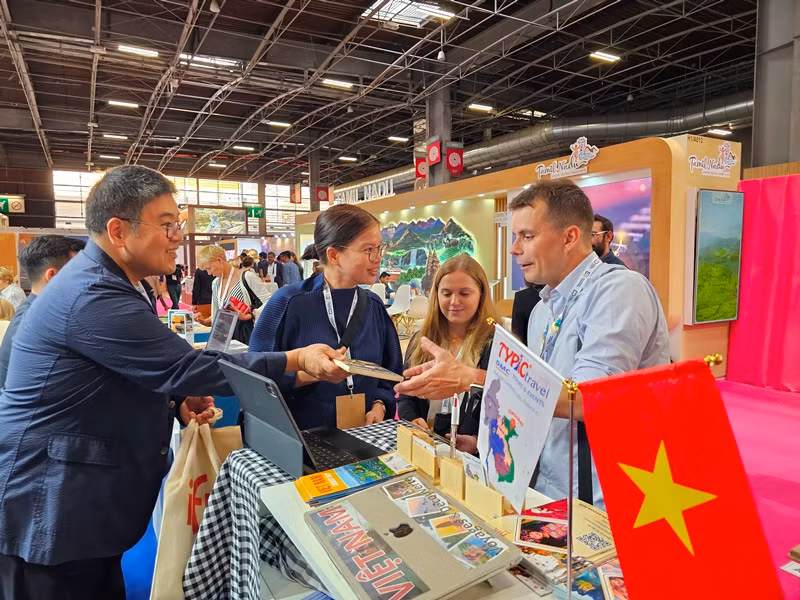 Nhiều khách hàng và đối tác tiềm năng đã ghé thăm gian hàng Việt Nam tại IFTM 2024. (Ảnh: KHẢI HOÀN)