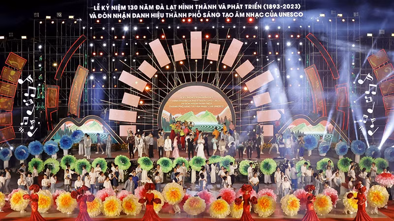 Tiết mục nghệ thuật tại lễ kỷ niệm. (Ảnh Văn Bảo)