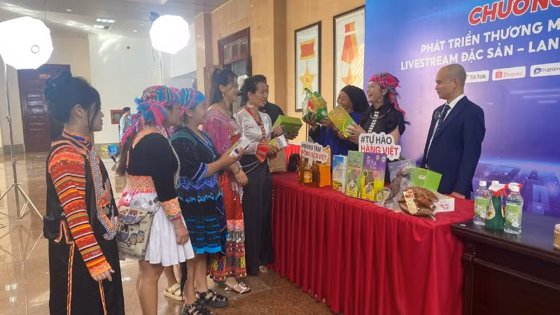 Doanh nghiệp thương mại điện tử tham gia tổ chức phiên Mega Livestream trực tiếp quảng bá sản phẩm nông sản Lai Châu.