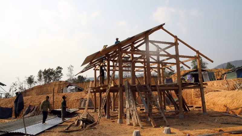 Người dân đang dựng nhà tại nơi ở mới.