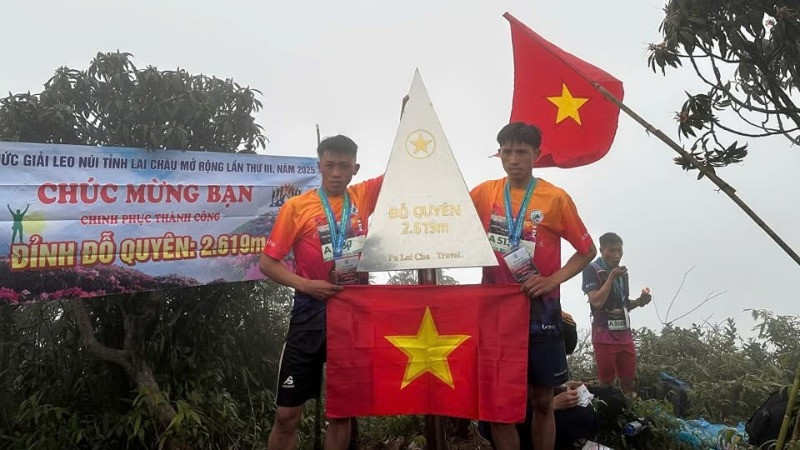 Những vận động viên đầu tiên chinh phục thành công đỉnh Đỗ Quyên trong buổi sáng 23/3.