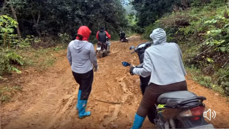 Đường đến điểm trường của giáo viên cắm bản ở Tủa Sín Chải. Đường đến điểm trường của giáo viên cắm bản ở Tủa Sín Chải.