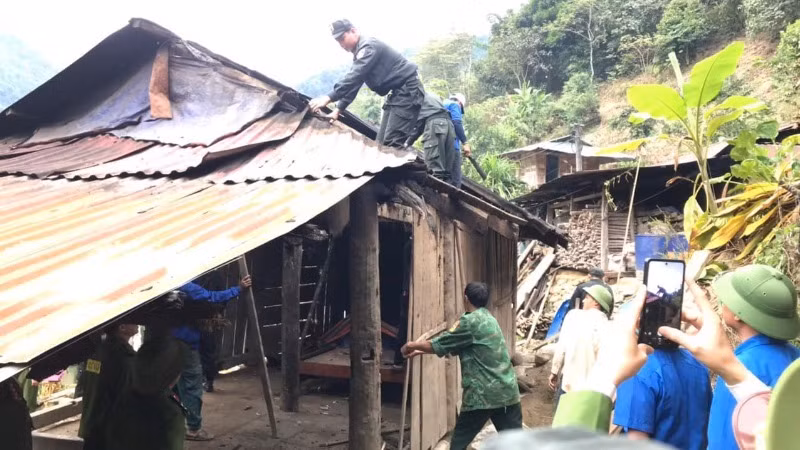 Công an Lai Châu giúp dân xoá nhà tạm nhà dột nát.