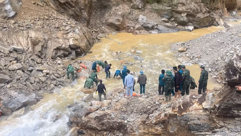 Lực lượng cứu hộ chính thức tiếp cận hiện trường lúc 8 giờ 40 phút sáng 17/5.