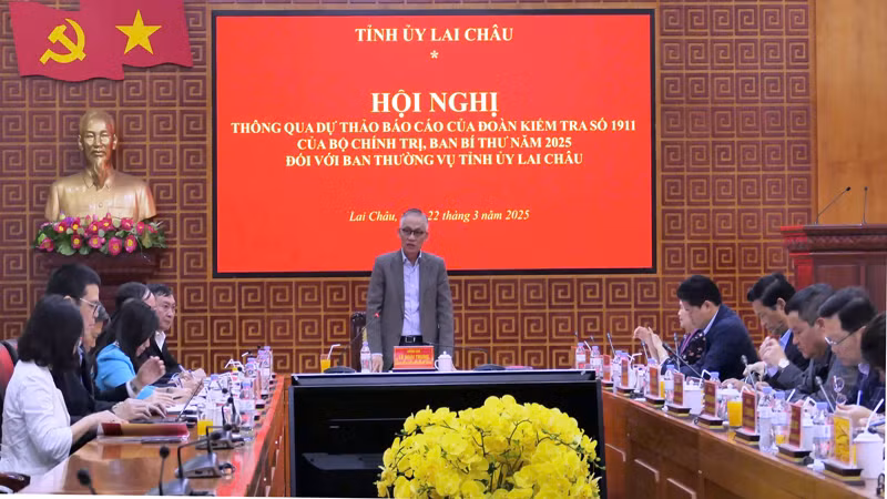 Đồng chí Lê Hoài Trung, Bí thư Trung ương Đảng, Chánh Văn phòng Trung ương Đảng phát biểu tại buổi làm việc.