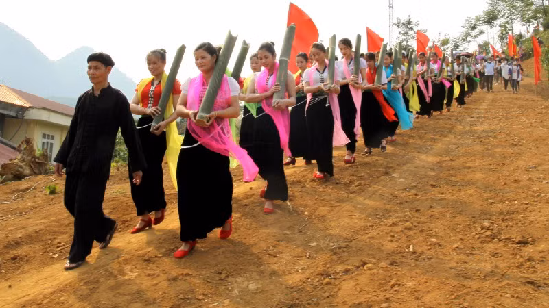 Phần rước nước tại Lễ hội.