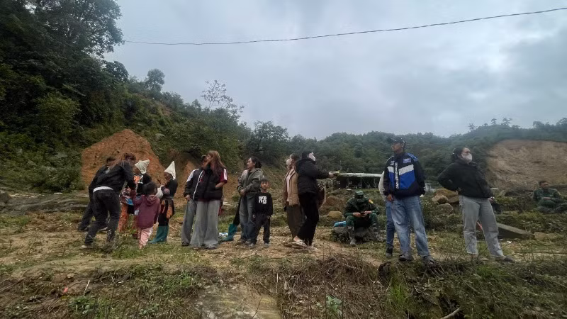 Người nhà các nạn nhân chờ, hy vọng sớm tìm người thân.