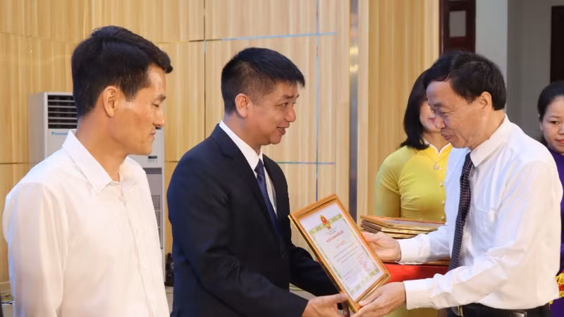 Nhiều cá nhân, tập thể điển hình được chủ tịch tỉnh Lai Châu tặng Bằng khen.