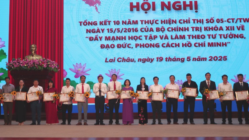 Chủ tịch tỉnh Lai Châu tặng Bằng khen các tập thể, cá nhân điển hình trong học tập và làm theo Bác. 