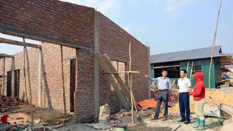 Ngôi nhà đang xây dựng của gia đình chị Lò Thị Anh tại nơi ở mới.