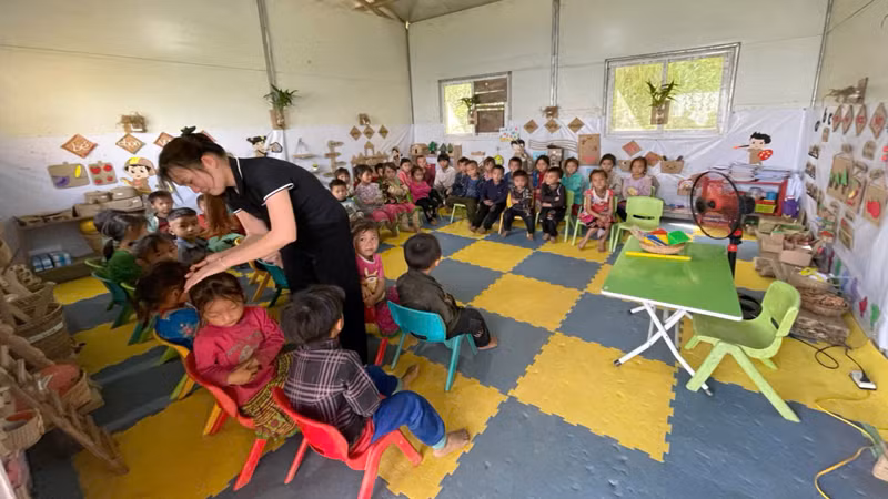 Tủa Sín Chải - nơi những thầy cô giáo lặng lẽ vượt rừng cõng con chữ đến với trẻ thơ.