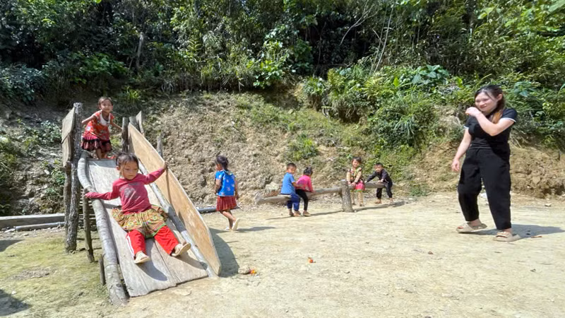 Ở bậc mầm non giáo viên cắm bản là nữ nên vất vả hơn, thậm chí do thiếu giáo viên nên có những điểm trường một cô phải chăm hơn 30 cháu ở các độ tuổi. Ở bậc mầm non giáo viên cắm bản là nữ nên vất vả hơn, thậm chí do thiếu giáo viên nên có những điểm trường một cô phải chăm hơn 30 cháu ở các độ tuổi.