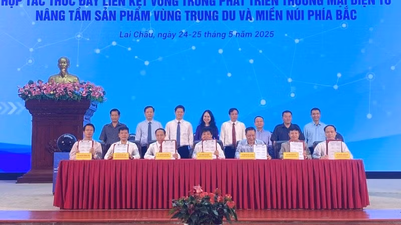 Ký kết biên bản ghi nhớ hợp tác thúc đẩy liên kết vùng trong phát triển thương mại điện tử.