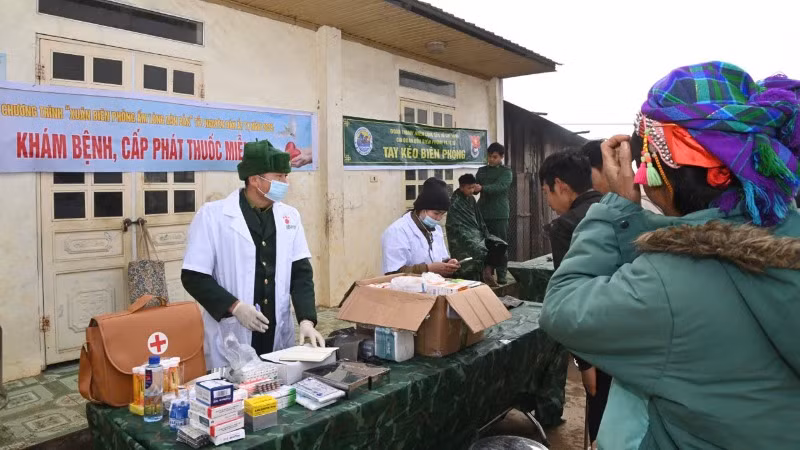 Khám bệnh và cấp phát thuốc miễn phí cho bà con.