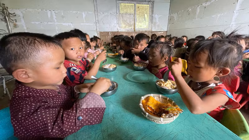 Ngoài dạy học cả ngày các cô giáo còn phải chuẩn bị, phục vụ ăn trưa cho 75 học sinh - gánh nặng có phần quá sức