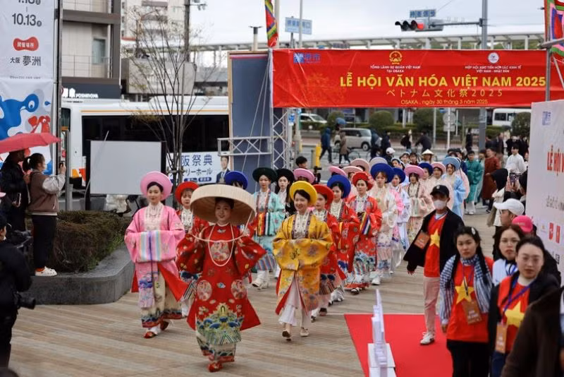 Trang phục áo dài dân tộc được trình diễn tại Lễ hội Văn hoá Việt Nam 2025, diễn ra vào tháng 3/2025 tại Osaka (Nhật Bản).