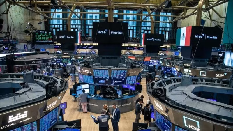 Giao dịch viên tại Sàn chứng khoán New York, Mỹ. (Ảnh: THX/TTXVN)