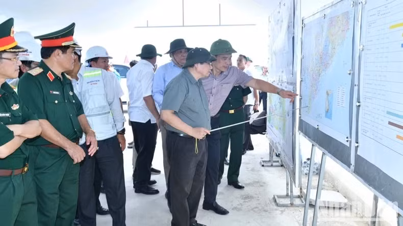 Thủ tướng Phạm Minh Chính nghe báo cáo tiến độ dự án cao tốc Cần Thơ-Cà Mau. (Ảnh: THANH GIANG)