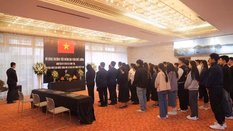 Cộng đồng người Việt Nam tại vùng Kansai (Nhật Bản) đến thắp hương, ghi sổ tang tưởng nhớ nguyên Chủ tịch nước Trần Đức Lương.